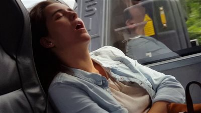 احمى نفسك من السرقه والخطف اذا كنت من هواه النوم بالمواصلات