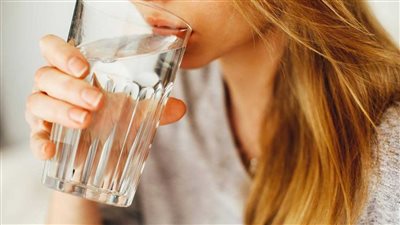 هل شرب الماء كثيرا يساعد فى انقاص الوزن