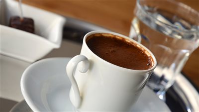ماذا يفعل تناول كوب من الماء بعد فنجان القهوة لجسمك