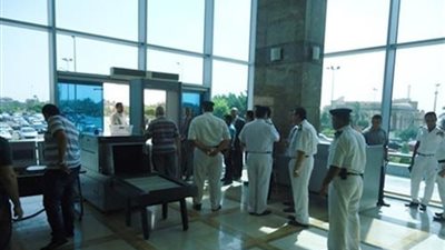 ضبط راكب حاول تهريب 21 خنجرا لدى عودته من قطر