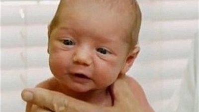 طبيب يتوصل لطريقة سحرية لإيقاف بكاء الأطفال