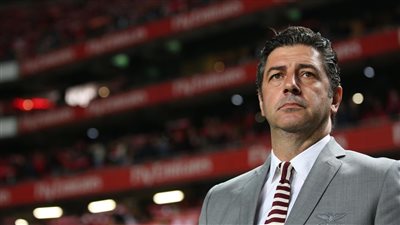 الكشف عن سبب تعثر مفاوضات الأهلي مع البرتغالي روي فيتوريا