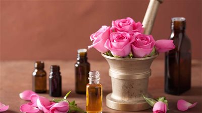 تعرف علي فوائد زيت الورد للبشرة