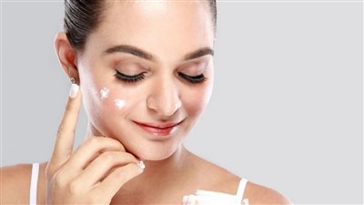 ترطيب البشرة باستمرار في الصيف لهذا السبب