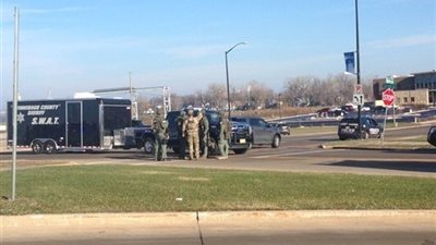 بالصور.. «مسلح» يهاجم المتاجر فى ولاية ويسكونسن الأمريكية ويحتجز رهائن