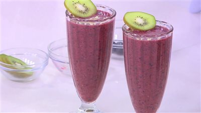 طريقة سهلة لتحضير عصير التوت والكيوى المنعش فى المنزل