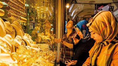 عيار 21 طالع السما بطيارة سعر جرام الذهب مقارنة بسعر الدولار اليوم السبت