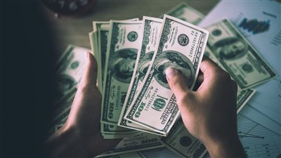 يقترب من حاجز الـ25 أكبر بنوك في مصر تعلن سعر الدولار مقابل الجنية اليوم