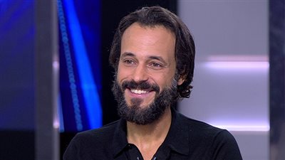 يوسف الشريف ينشر صورته مع زوجته و يعلق على اغنية برج الحوت لعمرو دياب