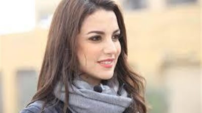 دره تبهر متابعيها بجمالها على شاطئ البحر