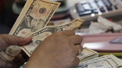 سعر الدولار يتراجع بشكل كبير وضربة قوية للسوق السوداء خبراء يكشفون السبب