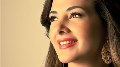 بالصور دنيا سمير غانم تشع جمالا فى احدث ظهور لها