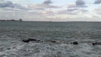 تحول لون مياه بحر اسكندرية للأسود بعد زلزال تركيا وسوريا فما الحقيقة