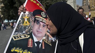 بالفيديو شاهد الشعبيه الكبيره للرئيس السيسى فى الشارع المصرى و كيف رد المصريين على سؤال هتنتخب السيسي فترة رئاسية تانية ليه؟