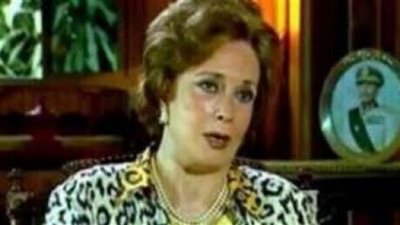 الاخوانيه ايات عربى تتخطى كل الخطوط الحمراء و تنشر هذا الصوره لجيهان السادات و تعلق فضيحة قديمة لجيهان السادات في واشنطن