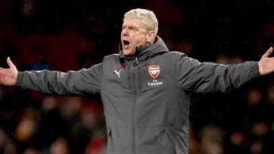 فينجر يكشف الفارق بين محمد صلاح وميسي