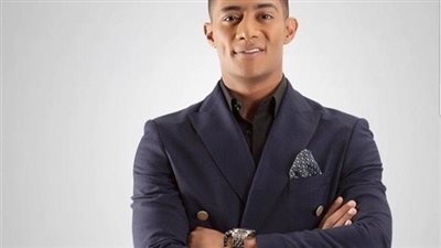 شاهد محمد رمضان يستعرض سيارته الجديدة