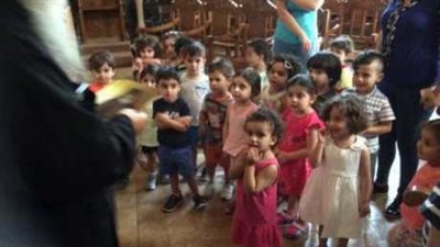 الأطفال كانت بتلعب وصوتها عالي جدا لدرجة الناس بدأت تزعق وتبص ليهم علشان مش عارفين يركزوا في الصلاة ولكن ما فعله الكاهن معهم فاجأ الجميع تعرف على التفاصيل