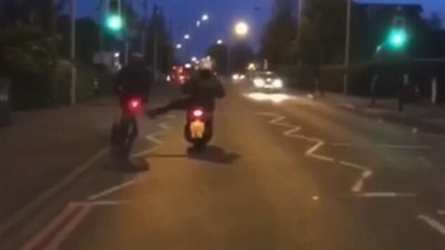 شاهد عصابة تصور أعمالها تثير غضب نشطاء مواقع التواصل