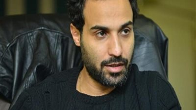 أحمد فهمي يحرج أحد متابعيه