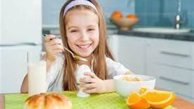 تعرف على 4 أطعمة مفيدة لطفلك في الصباح