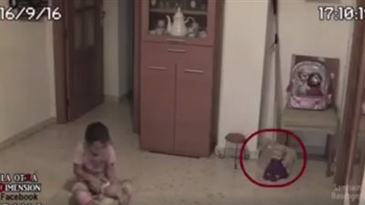 فيديو للكبار فقط طفلة تشتكي ان هناك شخص يزعجها كلما ترك المنزل وتركها وحدها .. فوضع كاميرات مراقبة فهذا ما رآه