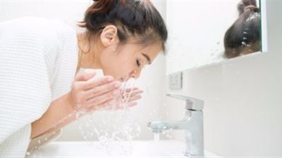 لو بتعانى من قشرة الوجه.. نصائح للتخلص