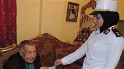 الأحوال المدنية تنتقل إلى منزل مسن لاستخراج بطاقة رقم قومى