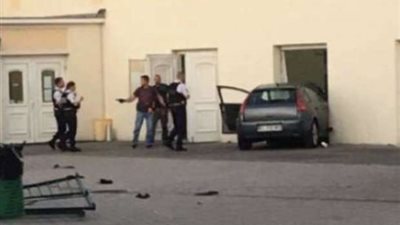 عاجل محاوله اقتحام مسجد بالسياره