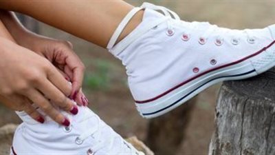 تعرف على نصائح لتنظيف الأحذية المصنوعة من القماش