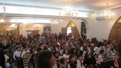 معجزه عظيمه لمطران الاقصر شاهد ماذا فعل مع طفله صغيره فى مدارس احد