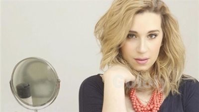 ابنة شريف منير تشارك في وضع مكياج النجمات بمهرجان الجونة