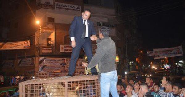 بالصورة: مرشح للبرلمان المصري يتجول بأسد وسط حراسة الشرطة 4 ad587acf05e99617069acd4405486728