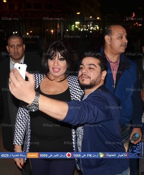 بالصور   فيفى عبده تحضر عرض مسرحى ليحيى الفخرانى