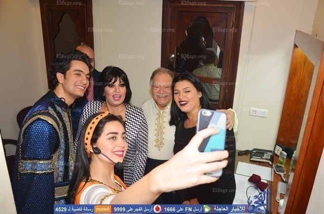 بالصور   فيفى عبده تحضر عرض مسرحى ليحيى الفخرانى