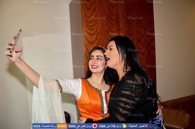 بالصور   فيفى عبده تحضر عرض مسرحى ليحيى الفخرانى