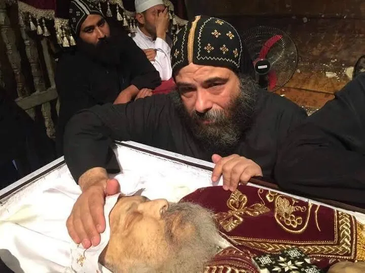 عاجل بالصور   وصول جثمان أبونا فانوس بديره الانبا بولا