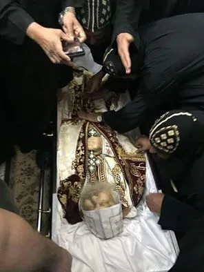 عاجل بالصور   وصول جثمان أبونا فانوس بديره الانبا بولا