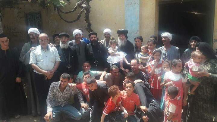 بالصور زيارة الانبا مكاريوس لكنيسة قرية الفرن بعد اعادة فتحها