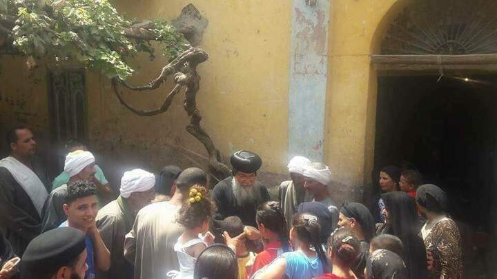 بالصور زيارة الانبا مكاريوس لكنيسة قرية الفرن بعد اعادة فتحها