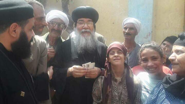 بالصور زيارة الانبا مكاريوس لكنيسة قرية الفرن بعد اعادة فتحها