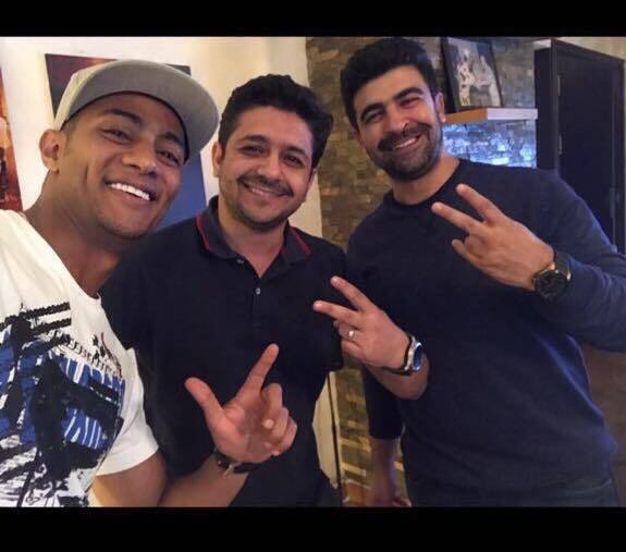 شاهد محمد رمضان على طريقة الهضبة الأسطورة مع فريق العمل