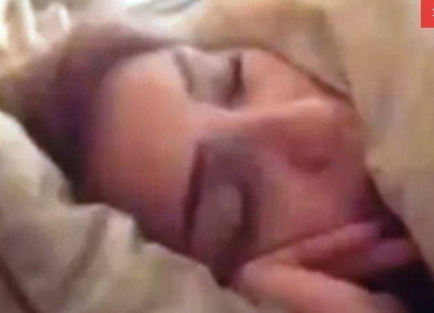 شاهد منتج شهير يثير الجدل بصورة لزوجته في السرير
