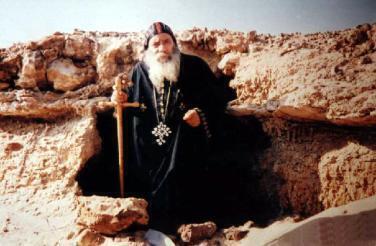 في ذكري عيد جلوسه علي كرسي البطريركية 10 صور نادرة للبابا شنودة الثالث من شبابه حتي نياحته
