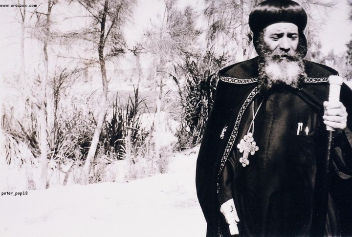 في ذكري عيد جلوسه علي كرسي البطريركية 10 صور نادرة للبابا شنودة الثالث من شبابه حتي نياحته