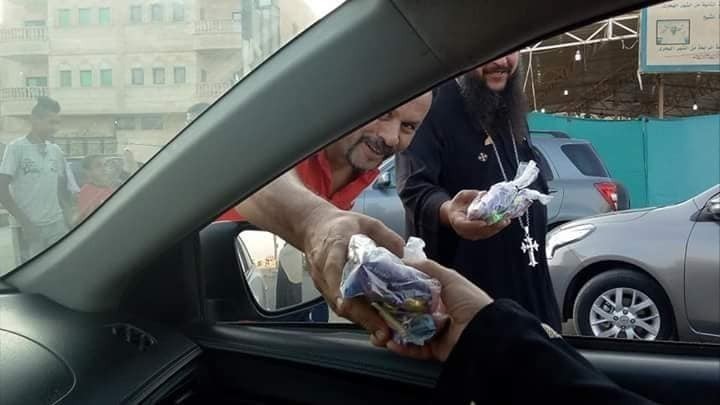 بالصور شاهد ما فعله كاهن أمام مسجد بالعبور اليوم و أشعل الأنترنت