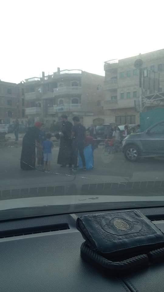 بالصور شاهد ما فعله كاهن أمام مسجد بالعبور اليوم و أشعل الأنترنت