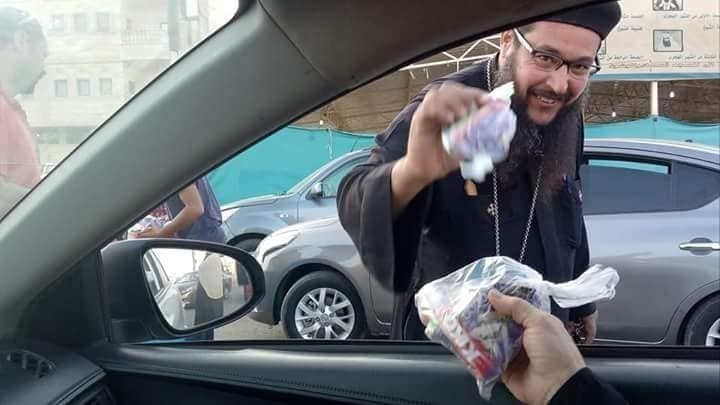 بالصور شاهد ما فعله كاهن أمام مسجد بالعبور اليوم و أشعل الأنترنت