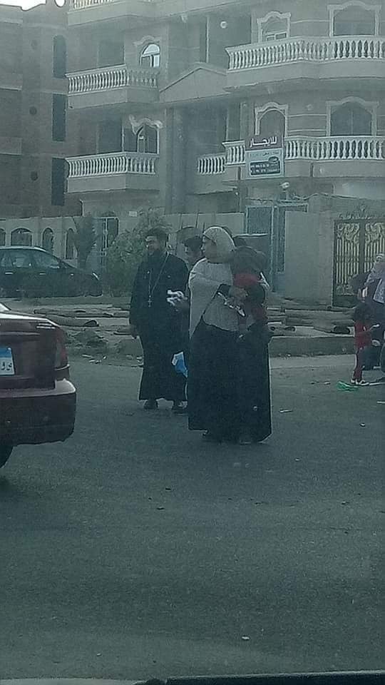بالصور شاهد ما فعله كاهن أمام مسجد بالعبور اليوم و أشعل الأنترنت