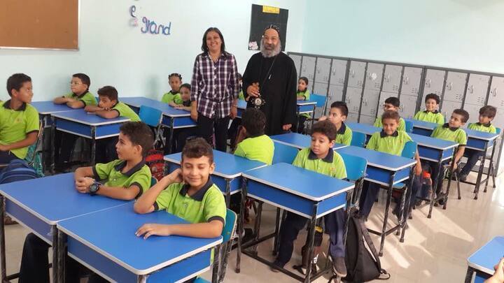 شاهد بالصور الأنبا روفائيل يبارك المدرسه و الطلاب في بداية العام الدراسي